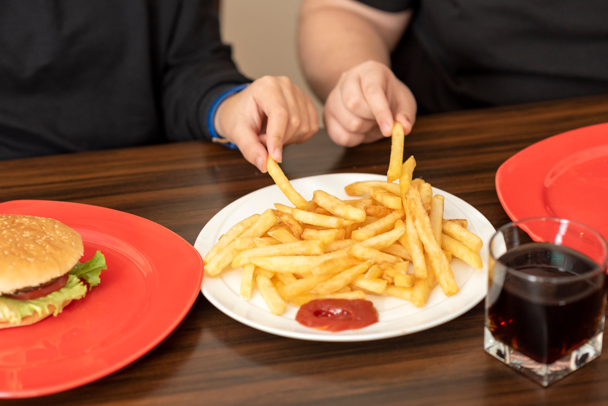 Especialistas alertam: o alívio pode até acontecer, mas o fast food não é tratamento.