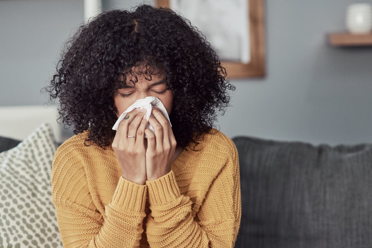 A tosse não é igual para todo mundo – ela pode ser seca, produtiva, causada por alergias ou por infecções virais – iStock/LaylaBird
