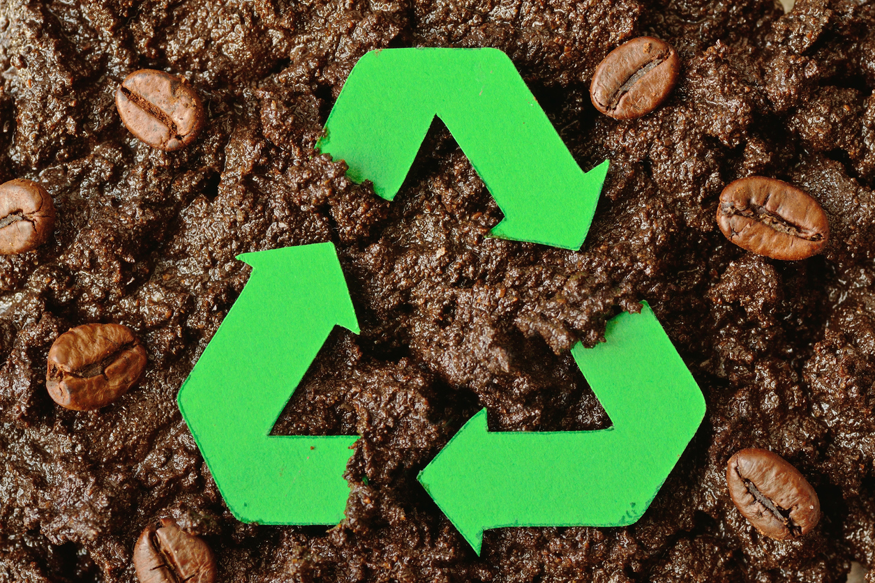 Apesar de ser orgânica e biodegradável, a borra de café apresenta uma característica traiçoeira – iStock/CalypsoArt