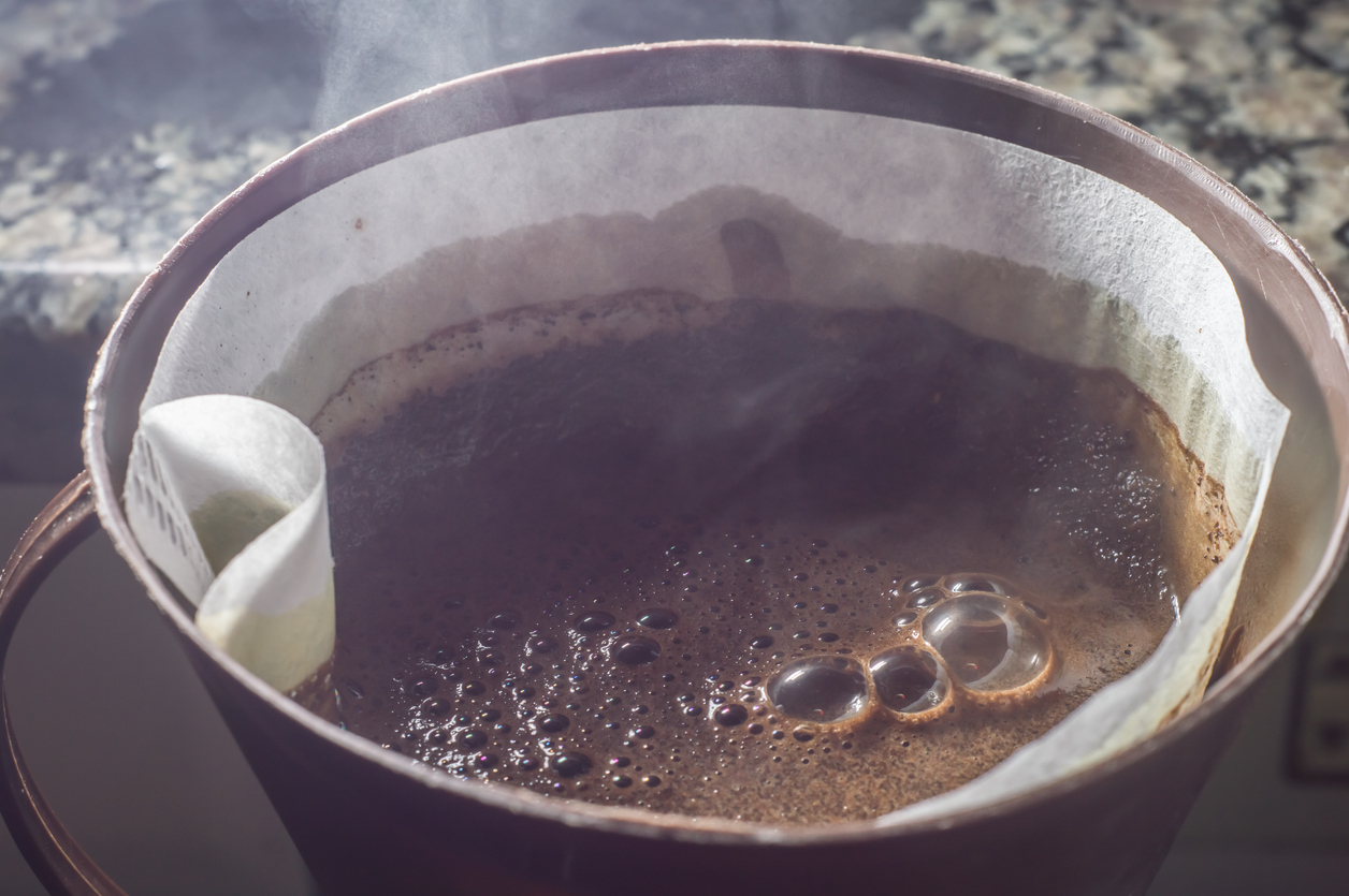 Ao contrário do que muitos pensam, usar água fervente pode prejudicar a qualidade do café – Danilo Oliver/iStock