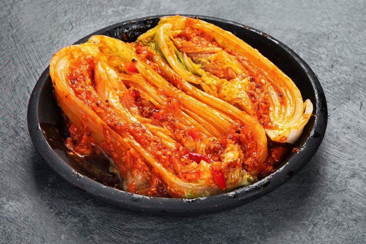 O kimchi é preparado com repolho, rabanete, alho, cebola, pimenta e outros temperos fermentados
