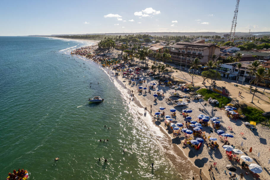 Vista aérea da Praia do Francês, águas cristalinas, Maceió, Alagoas. Região Nordeste do Brasil.