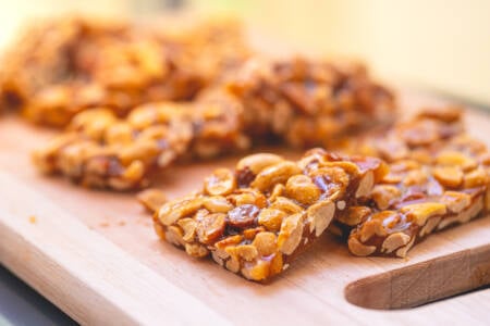 Pé de moleque tradicional com rapadura