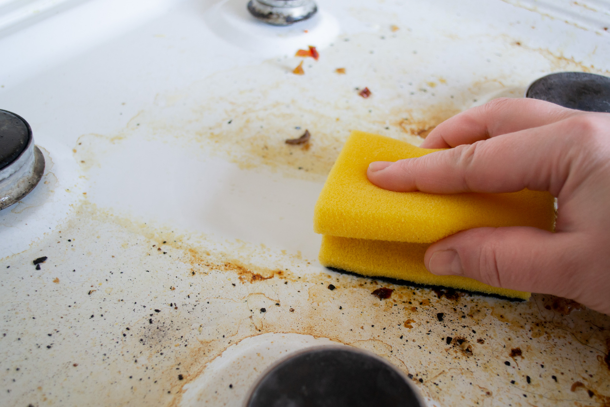 Com produtos simples, cuidados básicos e uma rotina de limpeza regular, você garante mais higiene, segurança e praticidade na cozinha – iStock/Goroda