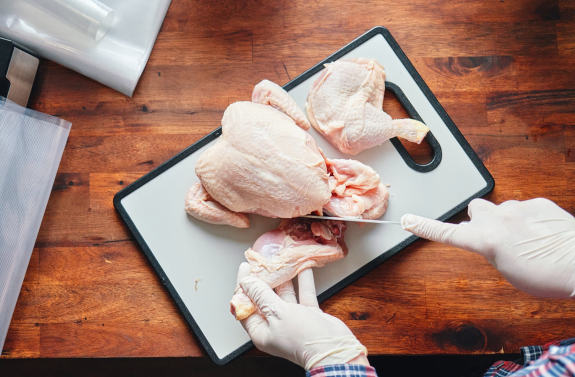 Plástico PEAD é a opção mais segura para evitar bactérias na cozinha.