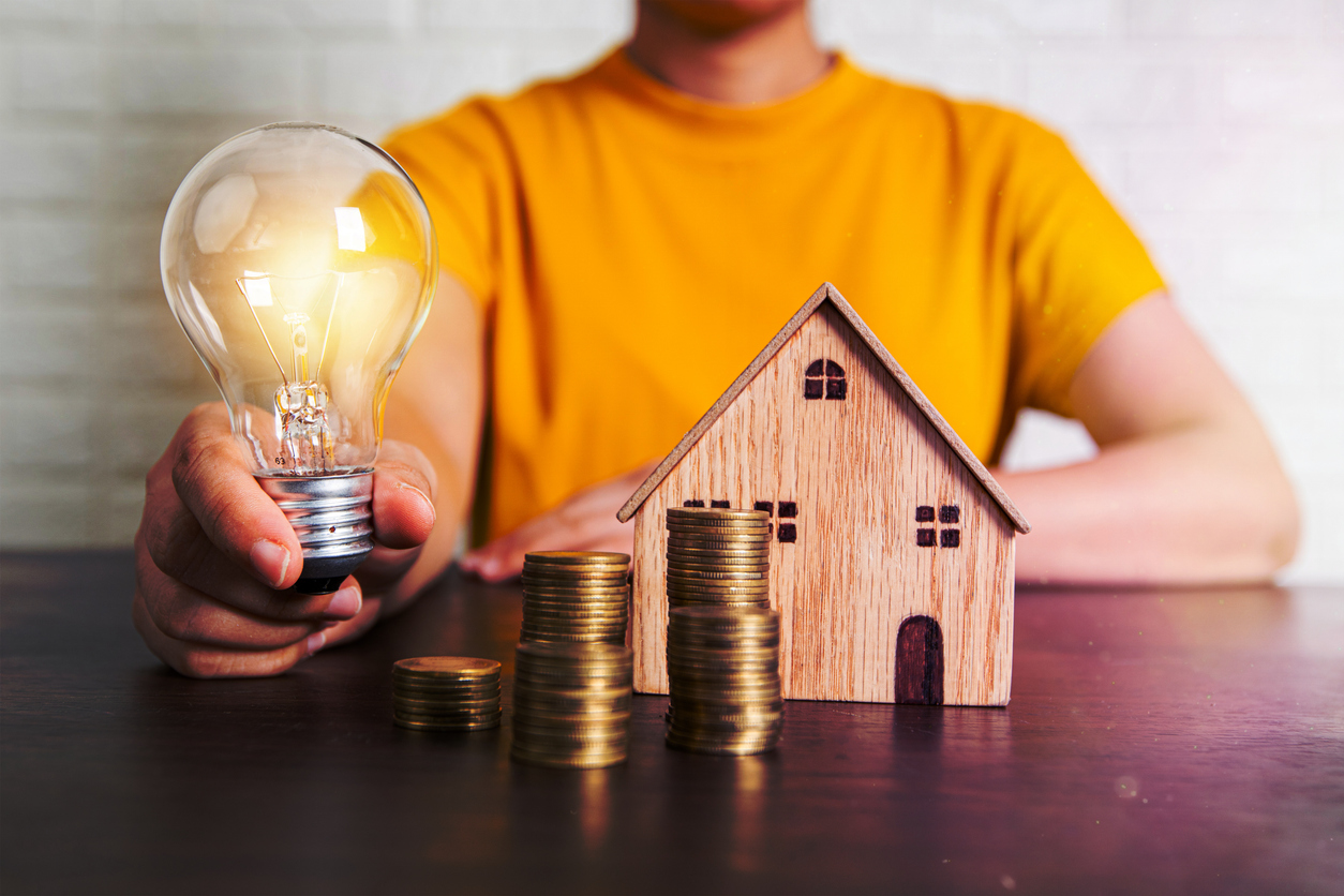Investir em lâmpadas para economizar energia é, hoje, uma decisão prática, acessível e alinhada a hábitos mais sustentáveis – delmonte1977/iStock