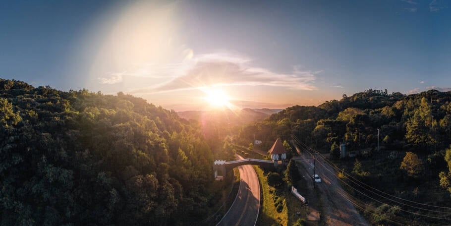 Cidade de Nova Petrópolis no estado do Rio Grande do Sul. É uma cidade incrível chamada “jardim da Serra Gaúcha”. Portão de entrada da cidade. Pórtico de entrada da cidade de Nova Petrópolis