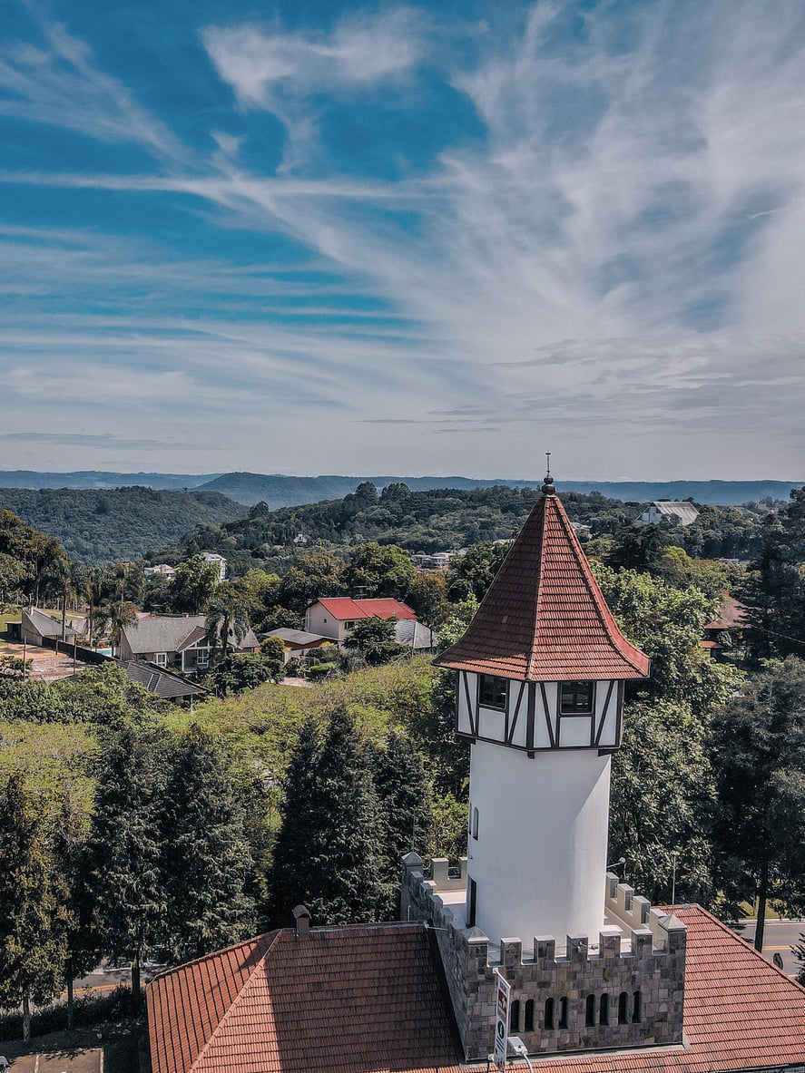 Cidade de Nova Petrópolis no estado do Rio Grande do Sul. É uma cidade incrível chamada “jardim da Serra Gaúcha”. Torre de entrada da cidade. Torre de entrada da cidade