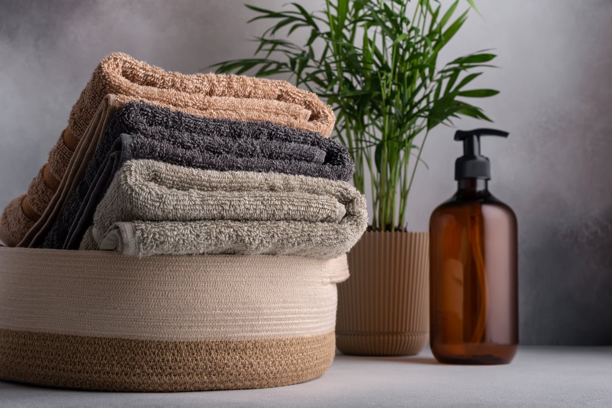 Além de econômico e ecológico, o vinagre é uma solução prática e acessível para renovar suas toalhas de banho – victoriya89/iStock 