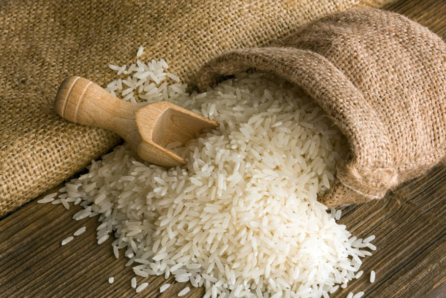 Uma xícara de arroz cozido contém cerca de 240 calorias