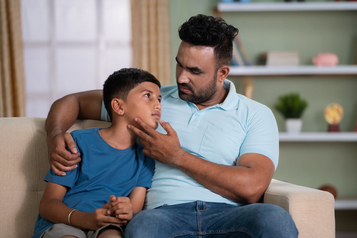 Saúde emocional dos pais e o reflexo no desenvolvimento dos filhos. | Imagem meramente ilustrativa. Posada por profissional.