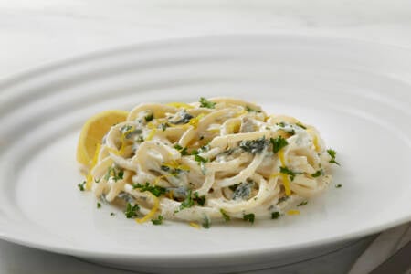 Spaghetti alfredo com alho assado