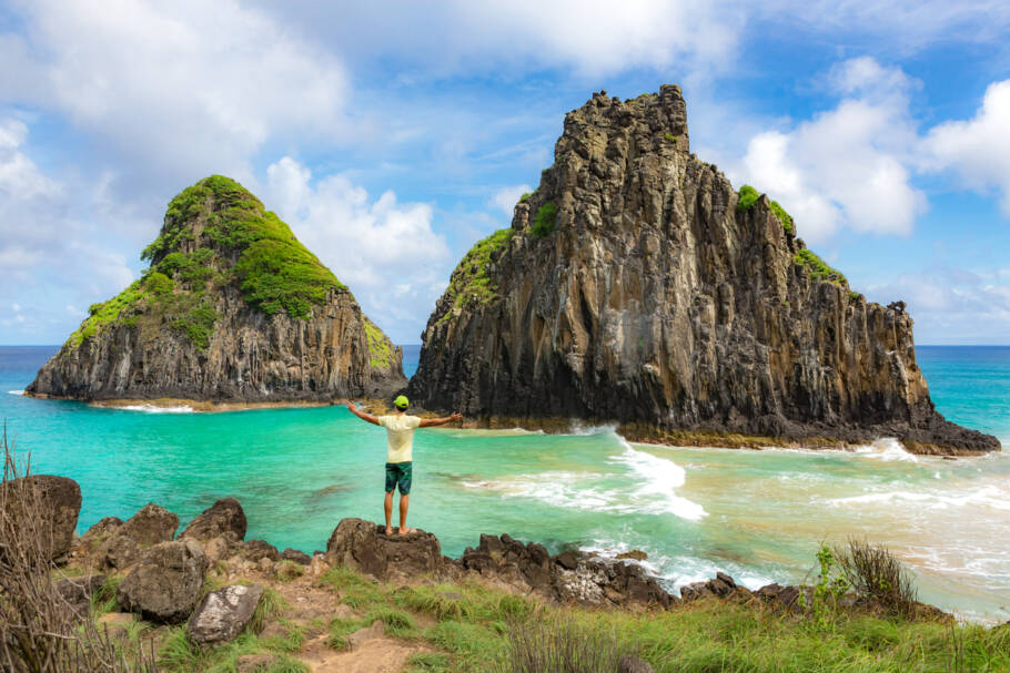 Fernando de Noronha, Brasil. Água azul-turquesa ao redor das Pedras Dois Irmãos, Patrimônio Mundial da UNESCO, Brasil, América do Sul. América do Sul.