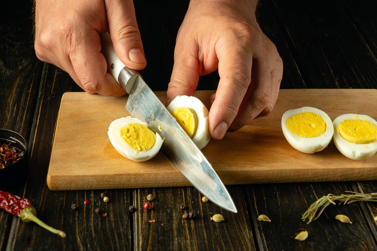 Adicionar vinagre à água do cozimento pode parecer um detalhe pequeno, mas ele interfere diretamente na textura e na aparência do ovo – VITALII BORKOVSKYI/iStock 