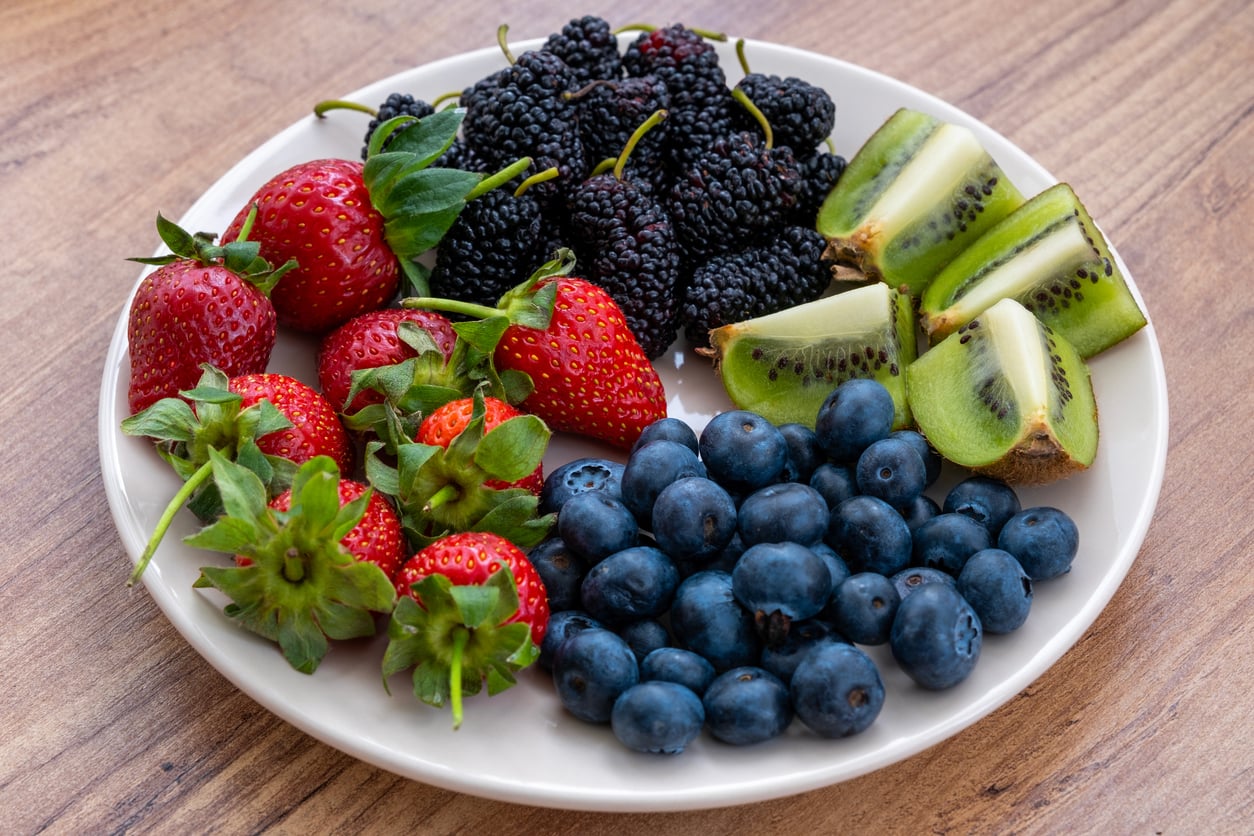 Frutas como morango, amora, kiwi, abacate, laranja e banana, quando consumidas nas 48 horas após o treino, ajudam a regenerar os músculos