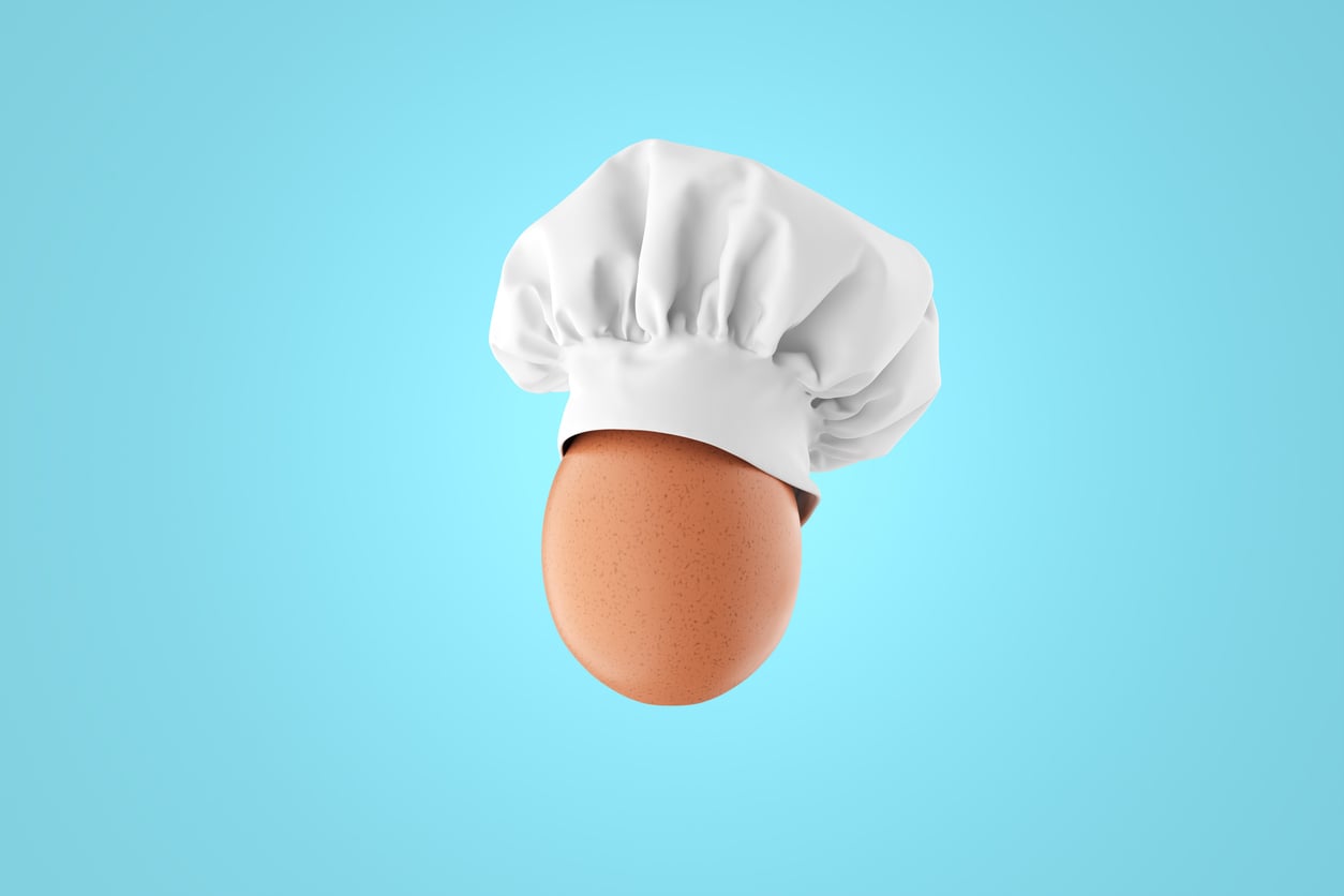 Esse método simples melhora tanto a aparência quanto a praticidade no preparo dos ovos cozidos – cagkansayin/iStock