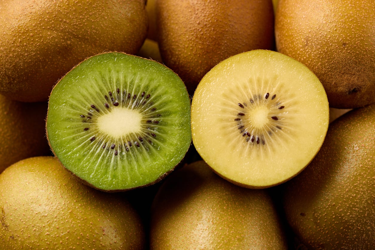 Embora o kiwi seja reconhecido por seu alto teor de vitamina C (cerca de 116 mg a cada 100 gramas), os pesquisadores destacam que essa não é a única substância responsável pelos benefícios observados