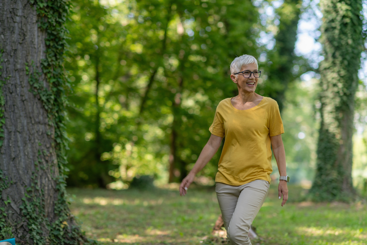 Ao contrário do que se imagina, não é preciso caminhar em ritmo acelerado ou se exercitar de forma intensa para colher os benefícios