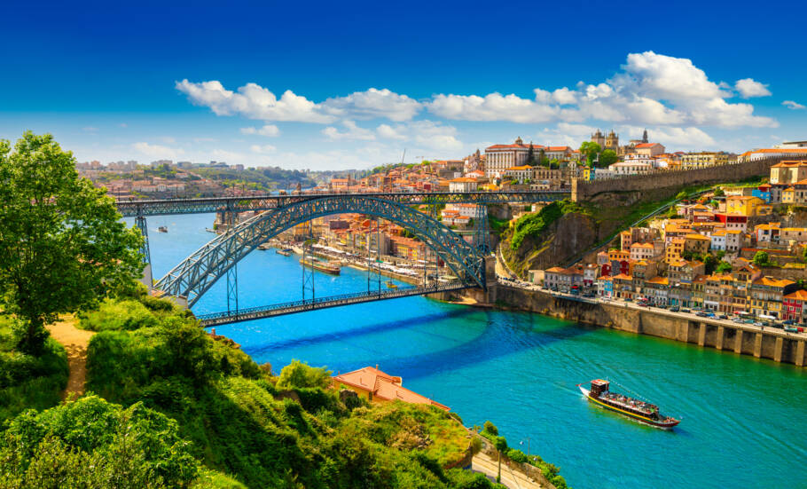 Bela vista da cidade do Porto em um lindo dia de verão. Porto, Portugal.
