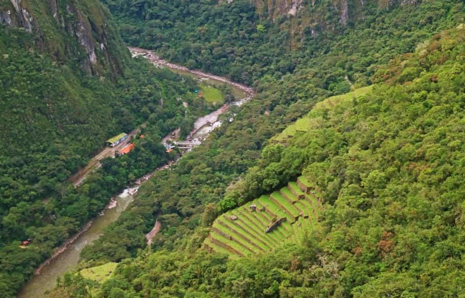 Incrível vista aérea da cidade de Aguas Calientes do Monte Huayna Picchu, Machu Picchu, região de Cusco, Peru, América do Sul