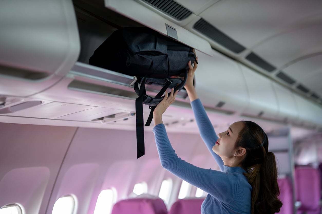 Mala de mão no avião: truques para garantir seu lugar no bagageiro
