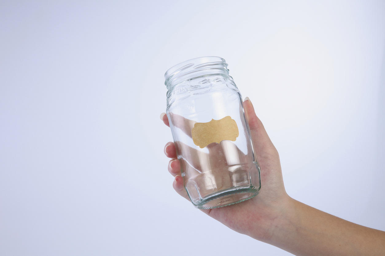 O truque com secador que remove etiquetas grudadas em potes de vidro