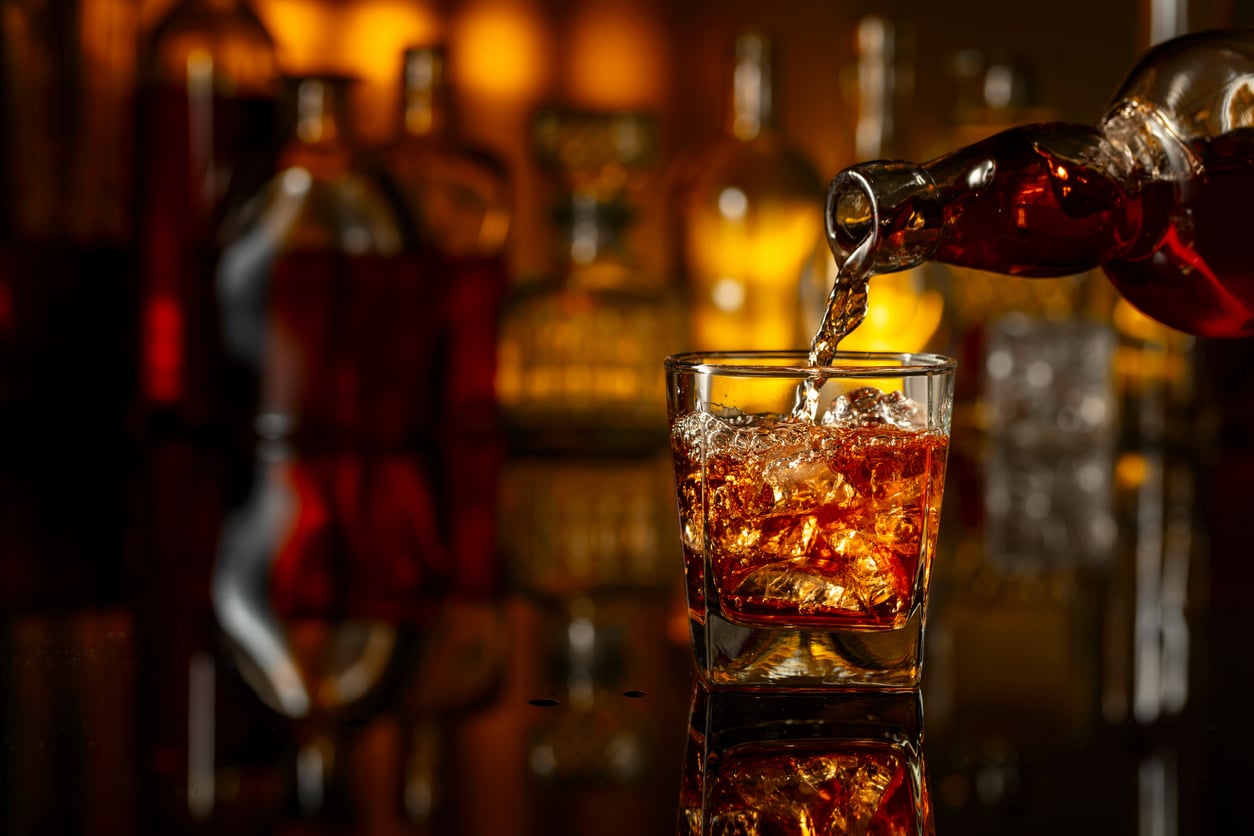 Mulheres que bebem entre 15 e 30 gramas de álcool por dia têm 12% mais chances de desenvolver câncer; para homens que consomem entre 30 e 60 gramas diárias, o risco sobe para 15%