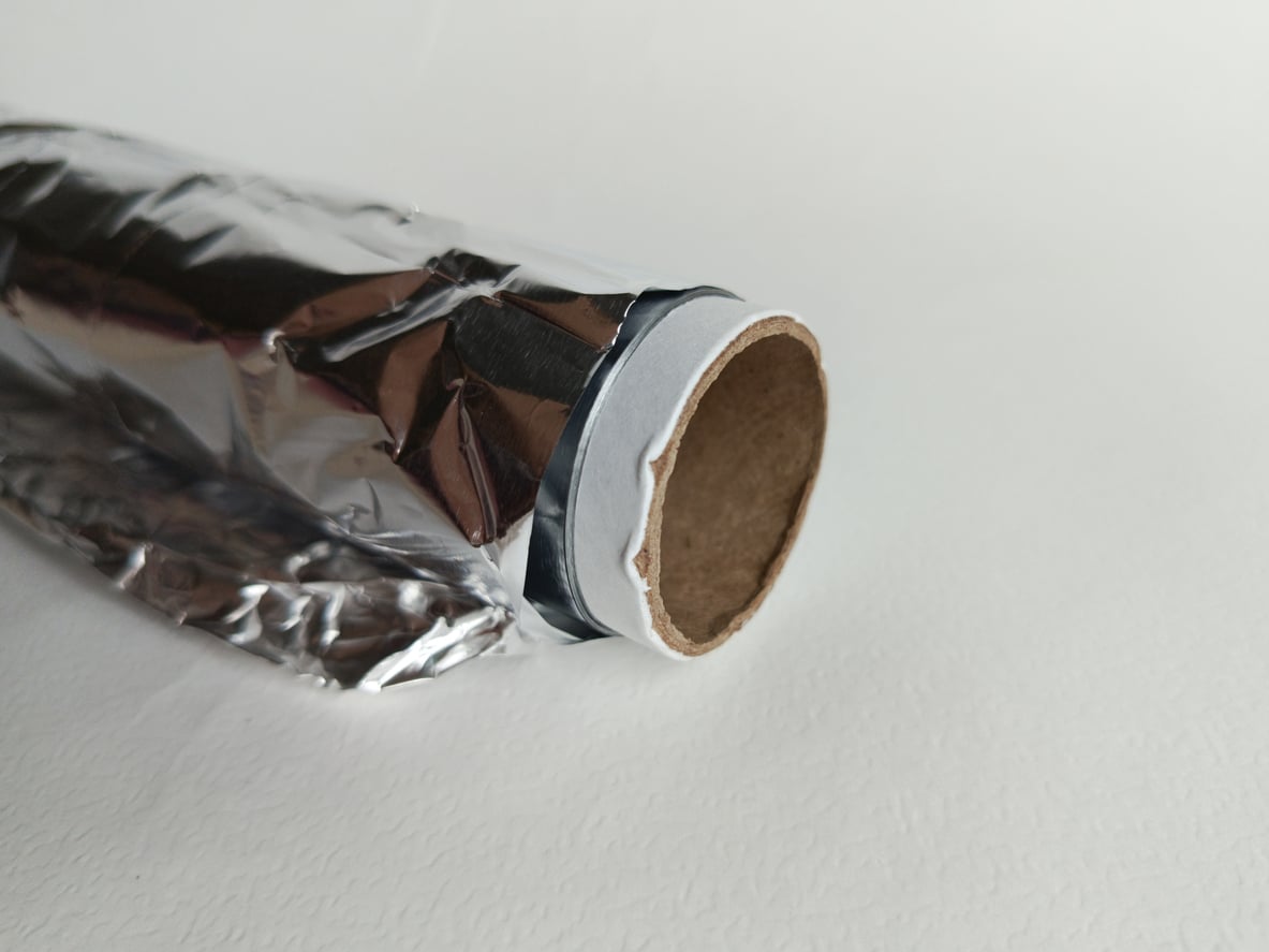 Ao remover o papel, a sujeira se desprende quase sozinha, revelando um forno limpinho e reluzente! – Irada Zaitova/iStock