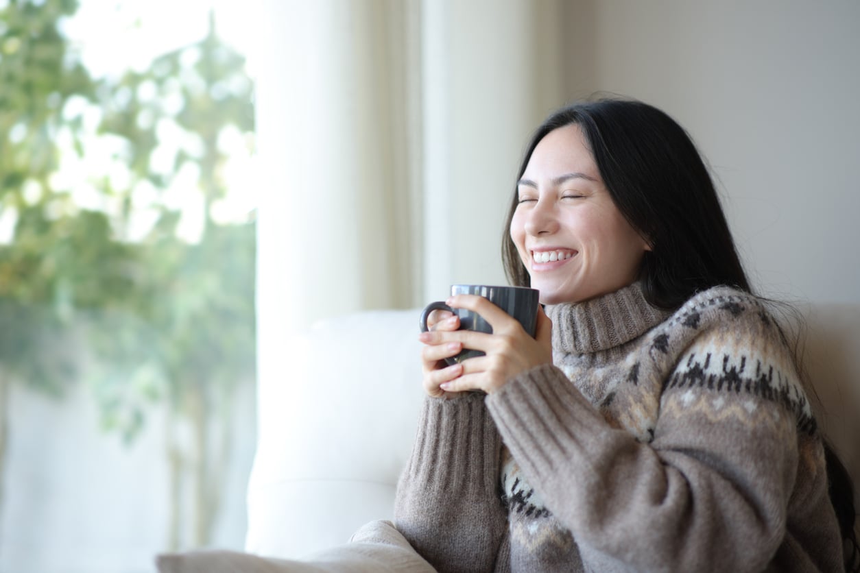 Espalhar cobertores e mantas por sofás, camas e poltronas é uma maneira eficaz de enfrentar o frio – Pheelings Media/iStock