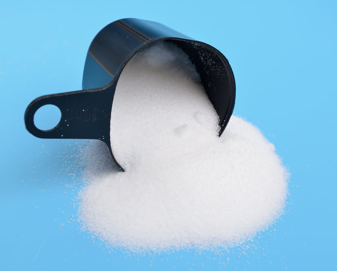 Se não tiver cloreto de cálcio em casa, outras substâncias também podem ser utilizadas como alternativas emergenciais – spline_x/iStock