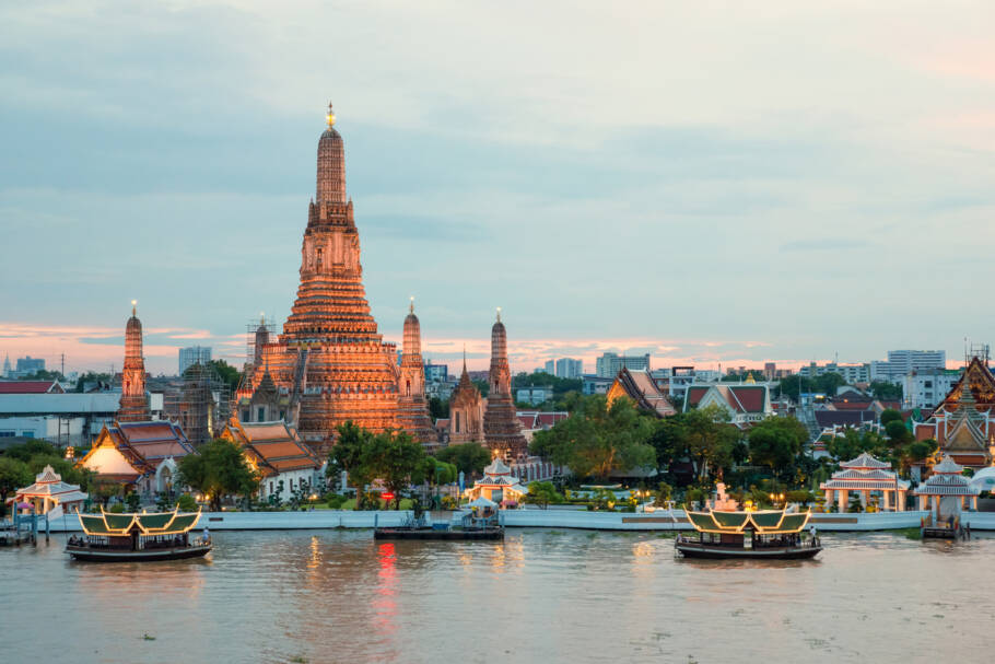 Wat Arun e navio de cruzeiro à noite, cidade de Bangkok, Tailândia