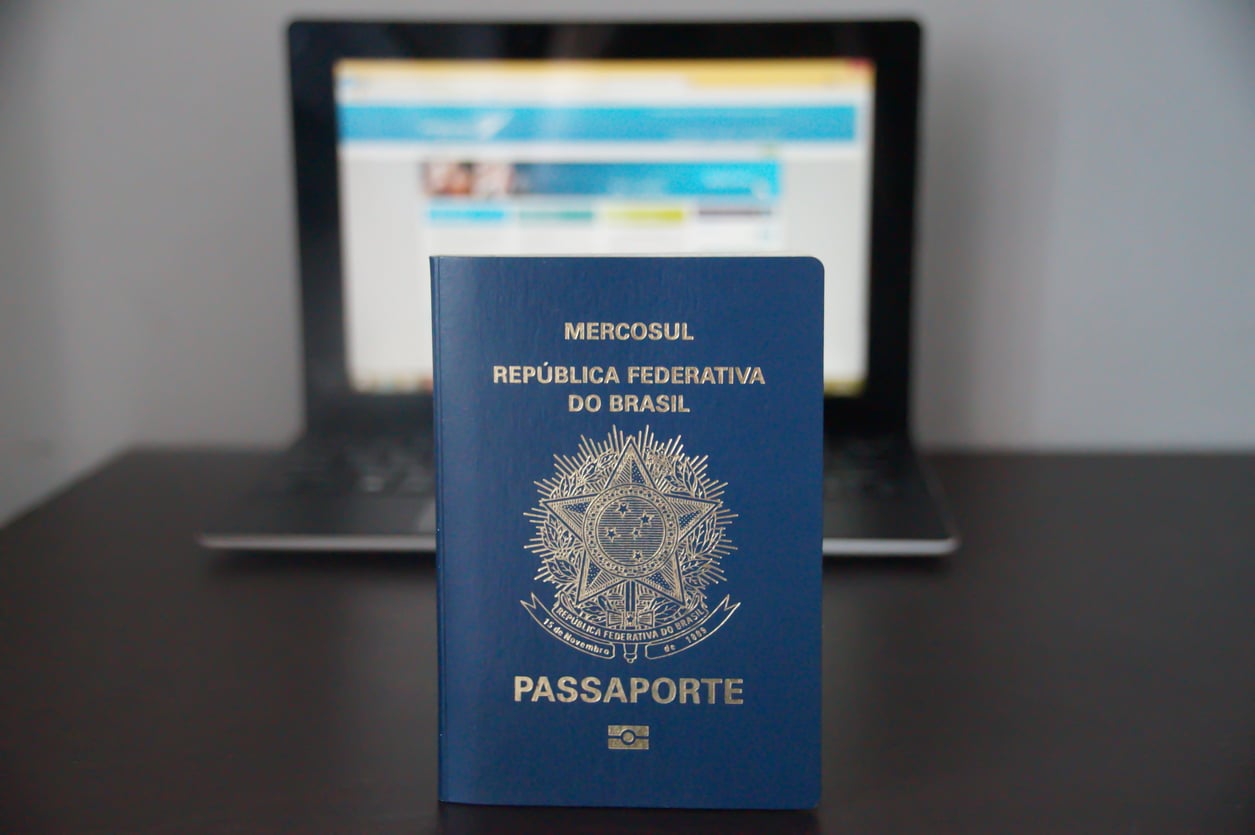 Passageiros no aeroporto: perder o RG não significa perder a viagem — conheça as alternativas.