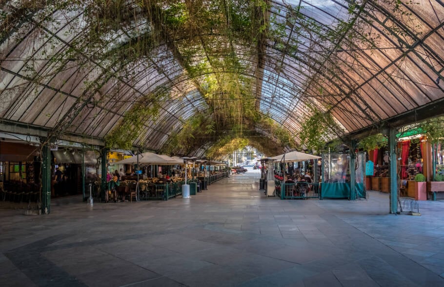 Com dezenas de eventos ao longo do ano, cafés, restaurantes e uma cobertura que protege da chuva e do frio, a rua Coberta vai além da estética
