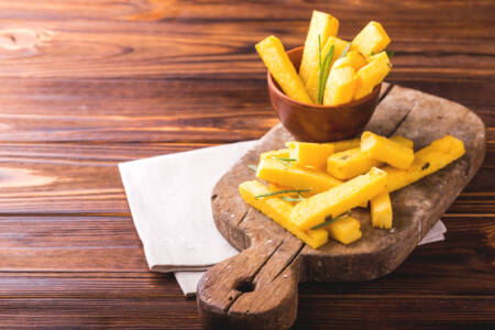 Polenta frita com páprica e alecrim