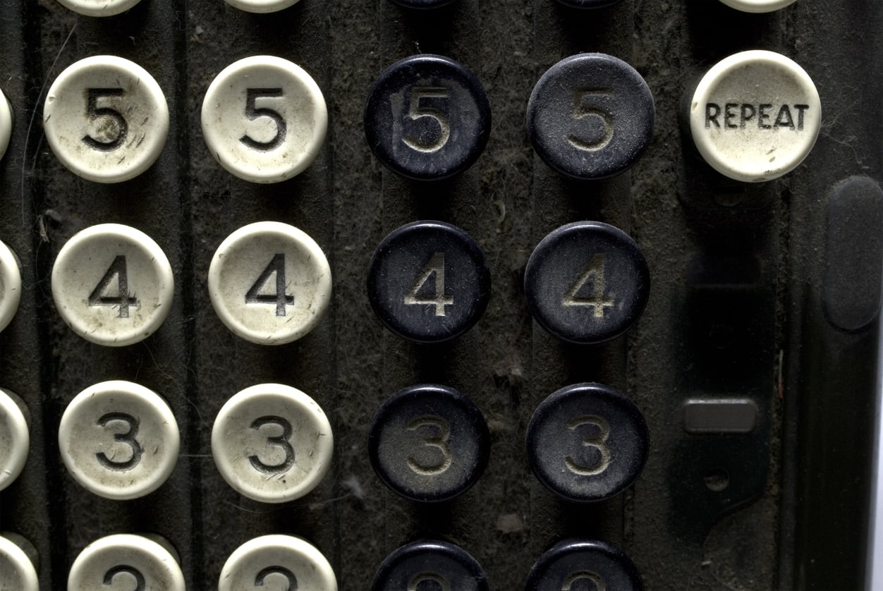 A psicologia entende essa busca como parte da necessidade humana de encontrar ordem e sentido na vida, especialmente em momentos de incerteza