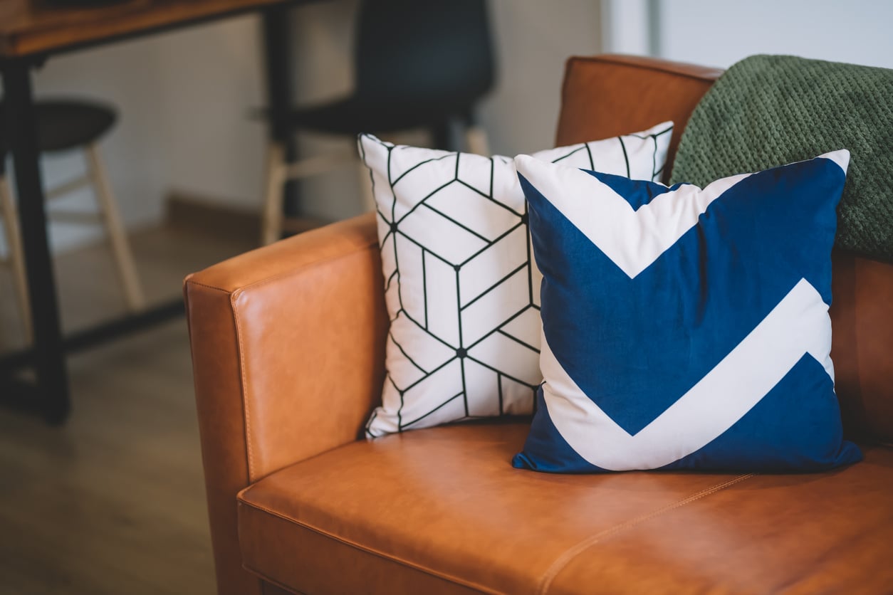 Almofadas limpas e saudáveis: passo a passo para higienizá-las corretamente