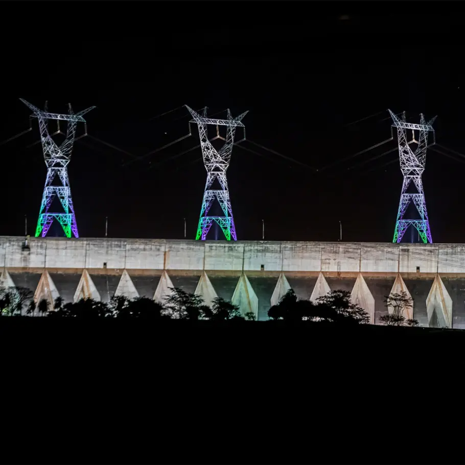 Um dos passeios oferecidos é ver a estrutura da usina iluminada