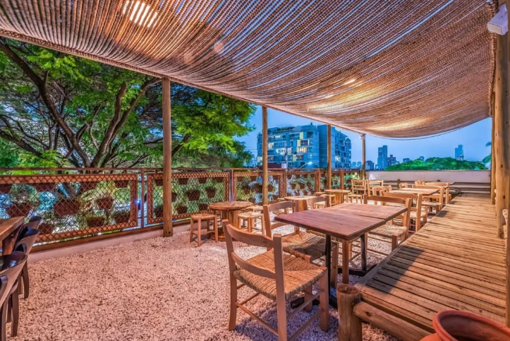 Jacaré Grill é conhecido pelo clima animado e pela programação musical