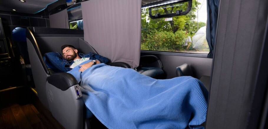 No leito‑cama, as poltronas reclinam totalmente a 180°