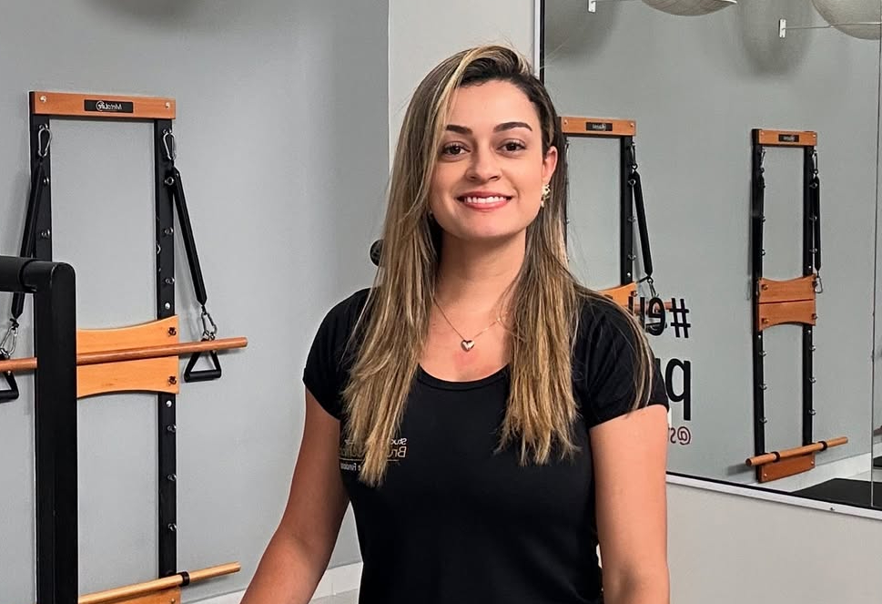Com 30 anos, a fisioterapeuta Miriã dos Santos é especialista em pilates.