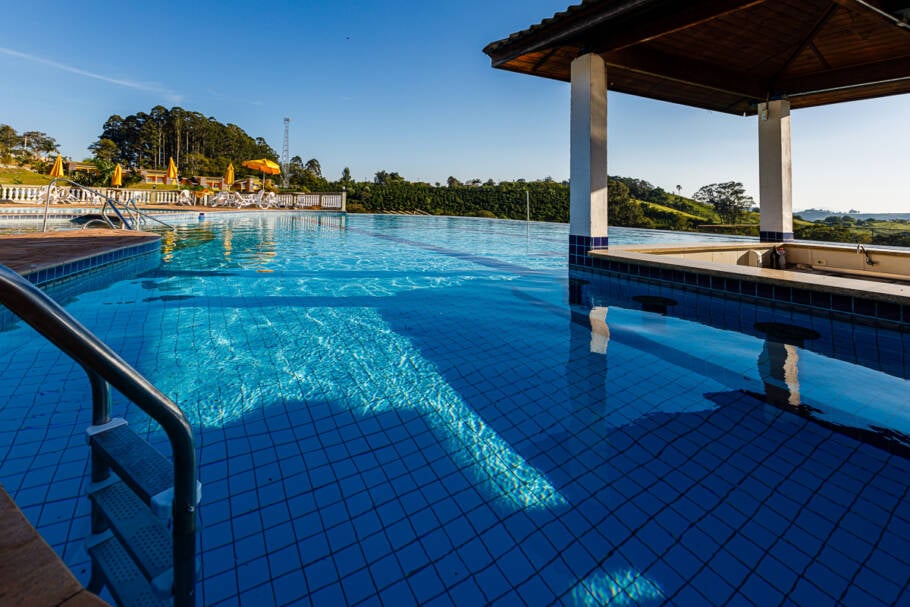 Piscina com borda infinita e vista panorâmica impressiona