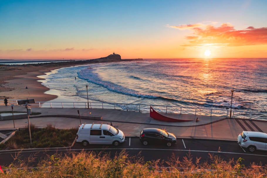 Pôr do sol em Nobbys Beach, nas arredores de Newcastle