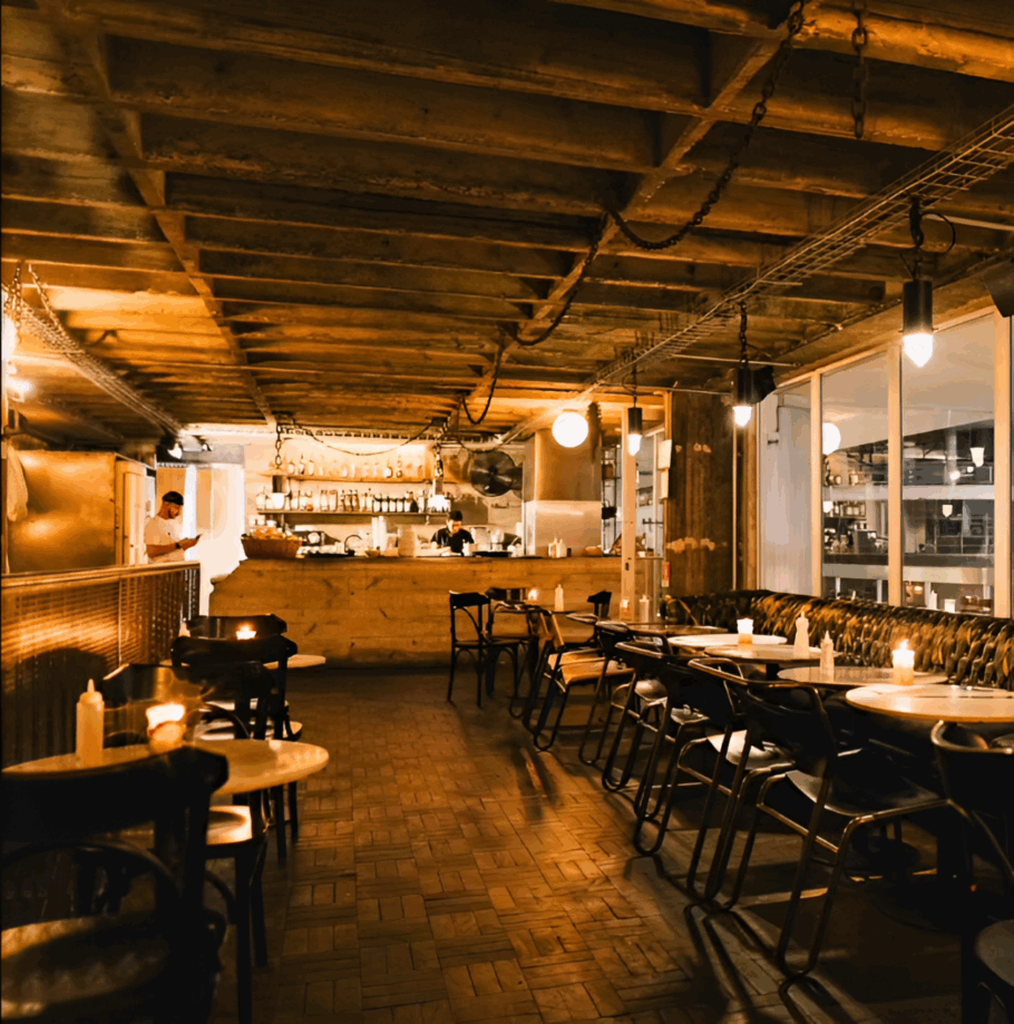 O Orfeu é ideal para casais que buscam um ambiente charmoso para um jantar romântico