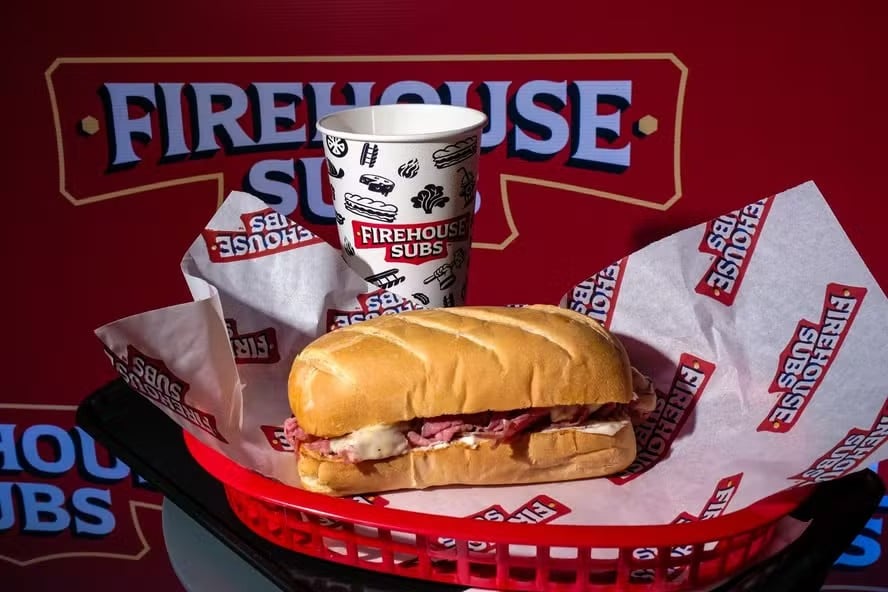 New York Steamer, sanduíche de pastrami e queijo provolone, um dos destaques da rede americana Firehouse Subs