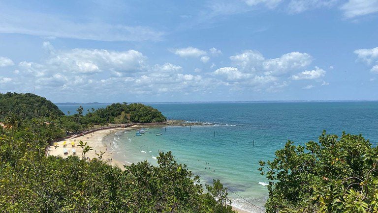 Vista da praia de Ponta de Nossa Senhora de Guadalupe, em Salvador
