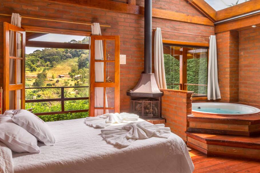 Interior de um dos chalés da Pousada Quatro Estações de Pinhal