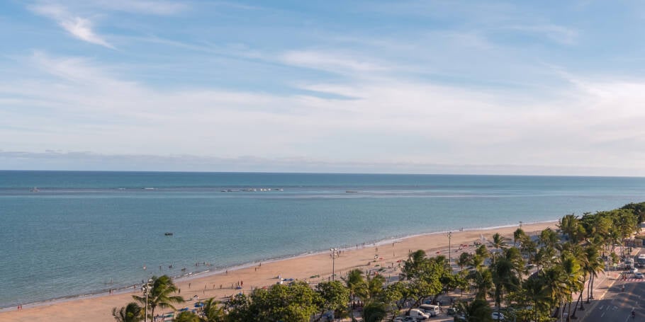 Praia de Pajuçara é famosa por suas piscinas naturais formadas durante a maré baixa