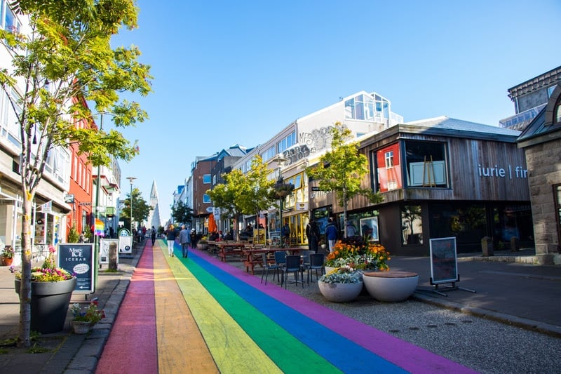 Rainbow Street, em Reykjavik, capital da Islândia, um dos líderes do ranking de países inclusivos para a comunidade LGBTQIA+