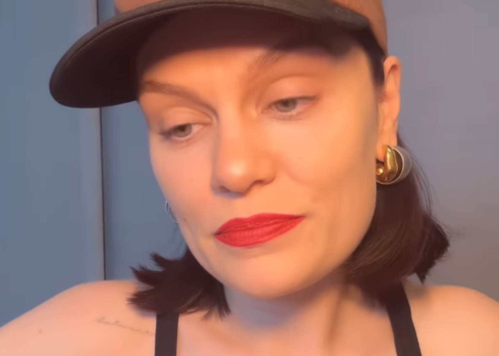 Jessie J revela câncer de mama.