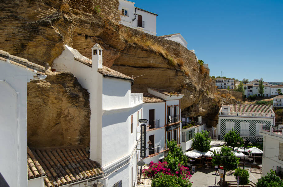 Neste vilarejo na Andaluzia as casas foram construídas diretamente sob rochosas